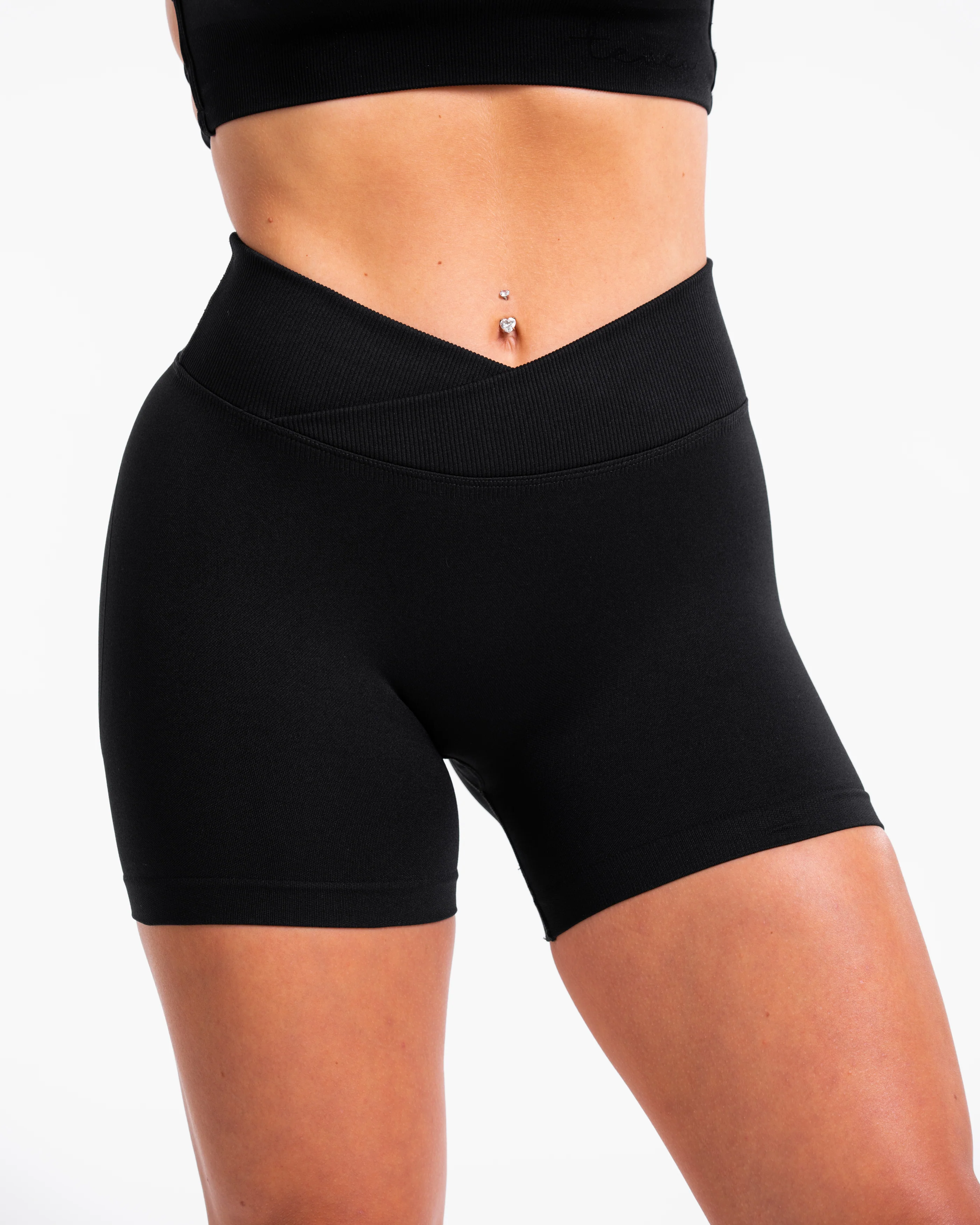 Fearless V-Shape Covert Scrunch Shorts "Schwarz" - Image 4