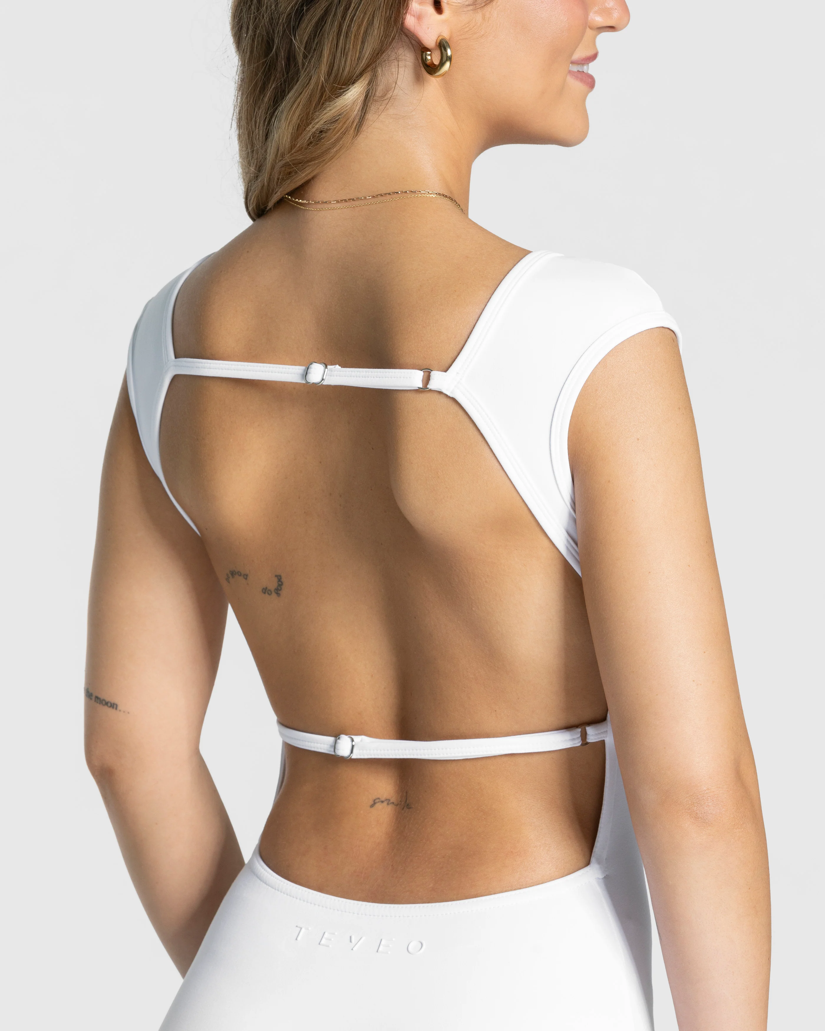 Femme Backless Shorts Jumpsuit "Weiß" - Image 5