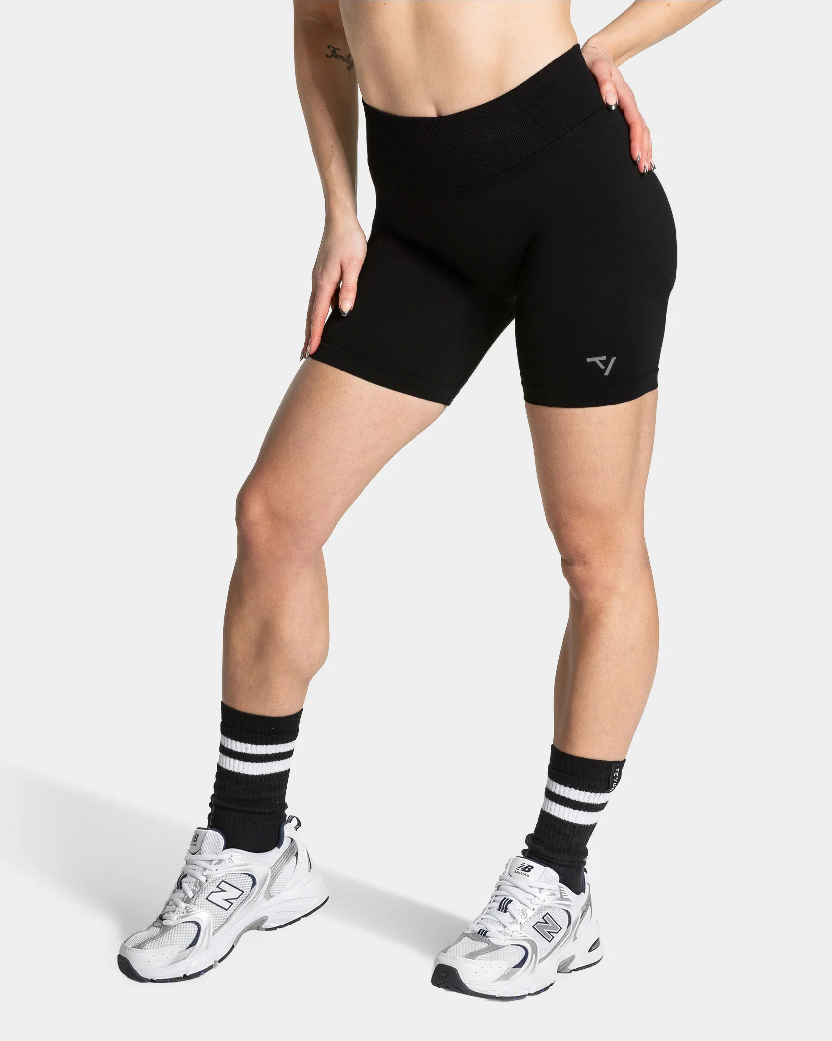 Lift Sculpt Scrunch Shorts "Schwarz" - Image 2