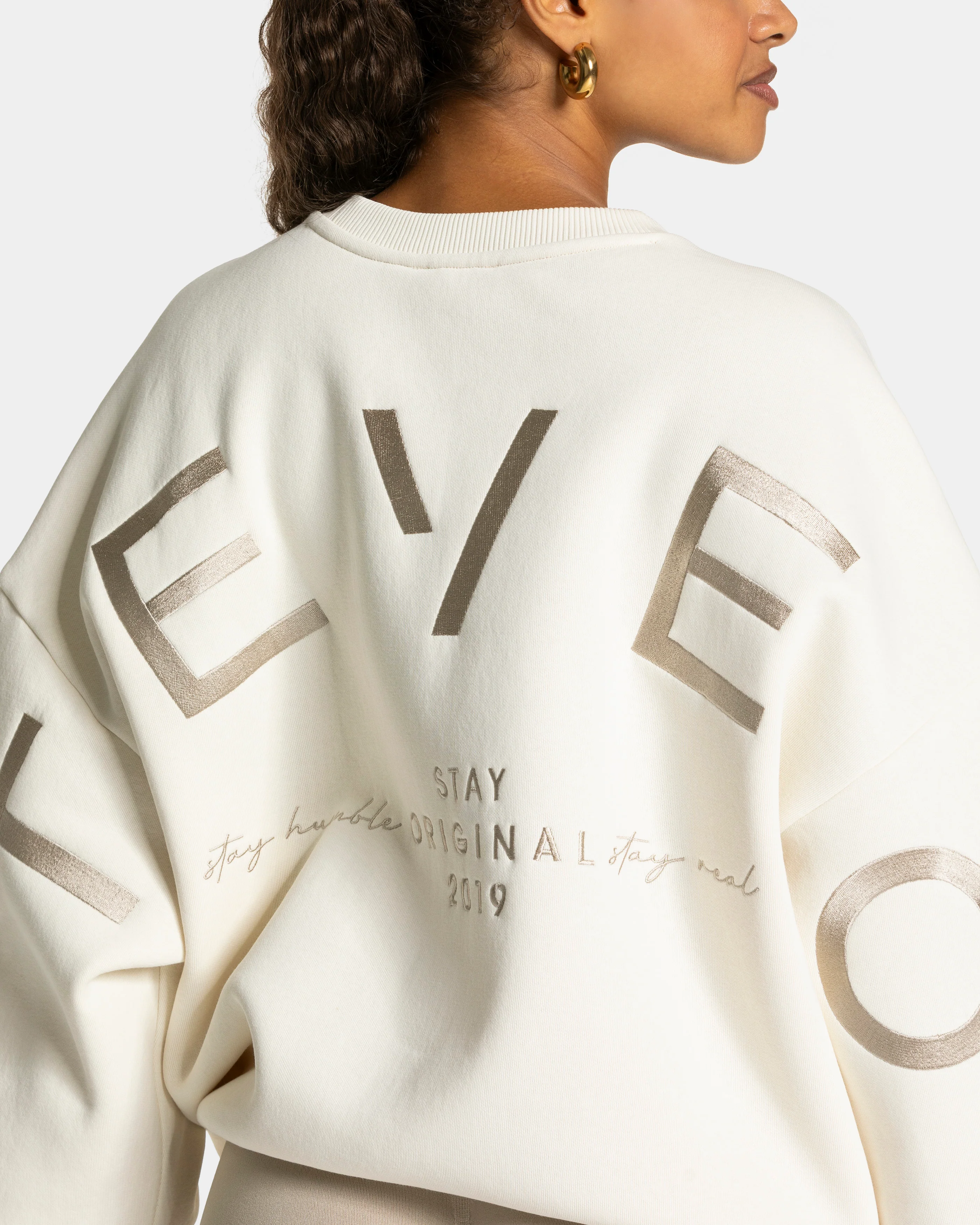 Signature Oversized Sweater "Latte" - Image 4