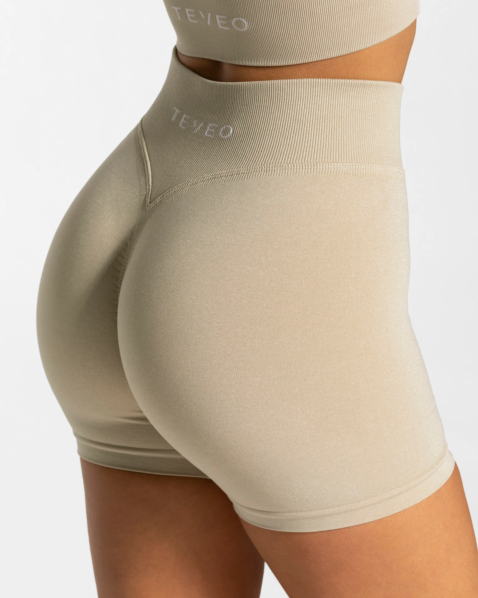 Statement Scrunch Shorts "Sand" - Image 4